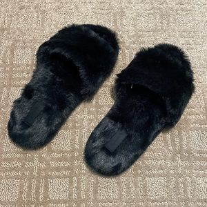{Victoria's Secret} Black Fuzzy Faux Fur Slippers ~ Size Small (5-6)